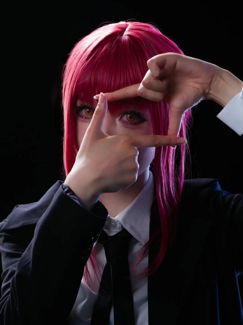 Ảnh cosplay Makima với thần thái sắc sảo