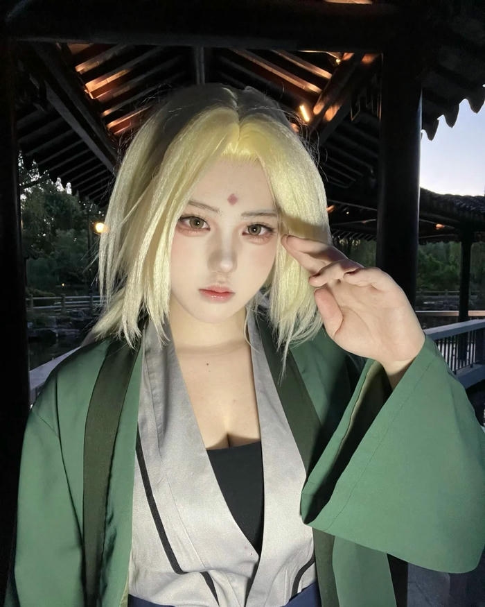Ảnh cosplay Tsunade có diện mạo trẻ trung cuốn hút