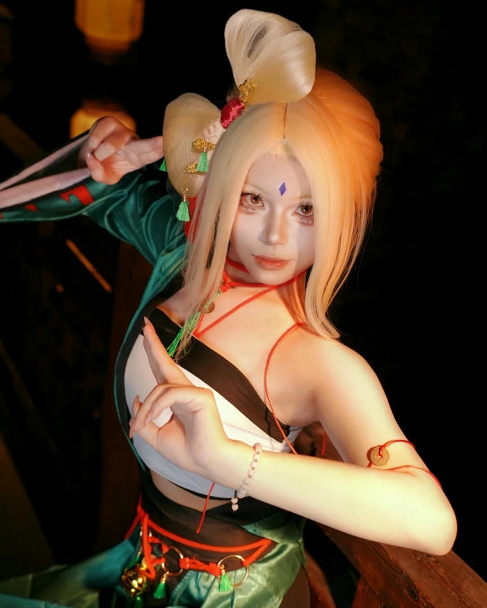 Ảnh cosplay Tsunade có nét đẹp nữ tính nổi bật