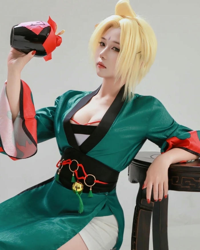Ảnh cosplay Tsunade mang thần thái sắc sảo cuốn hút