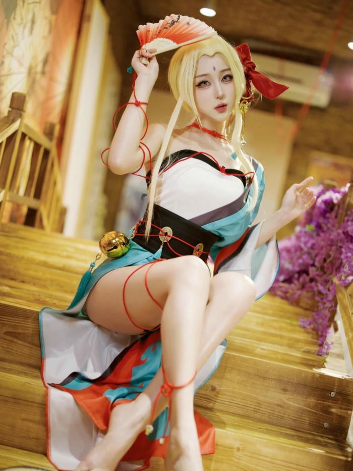 Ảnh cosplay Tsunade với phong thái uyển chuyển tinh tế