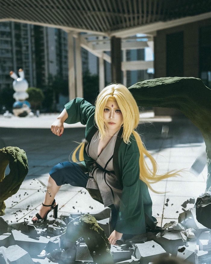 Ảnh cosplay Tsunade với tạo hình mạnh mẽ nổi bật