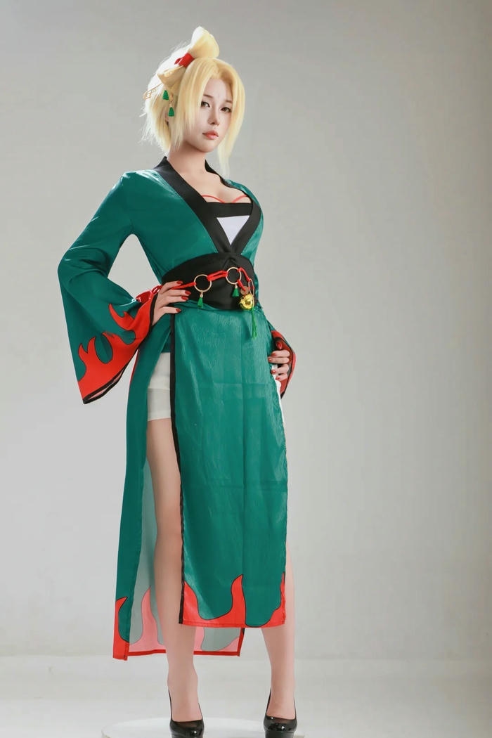 Ảnh cosplay Tsunade với thần thái tự tin mạnh mẽ