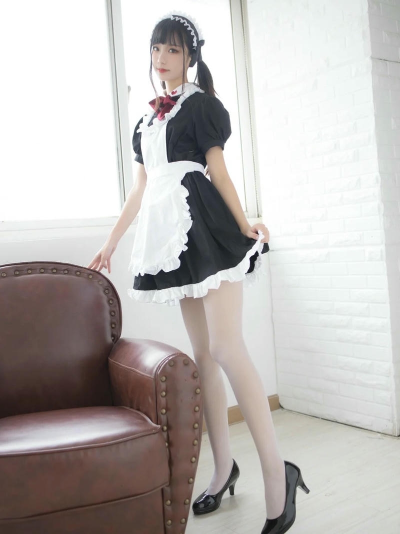 Cosplay hầu gái với tạo hình thanh lịch nổi bật