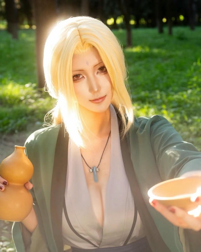 Hình Tsunade cosplay mang vẻ ngoài nữ tính nổi bật