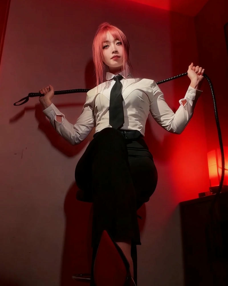 Makima cosplay có phong cách kiêu kỳ đầy tinh tế