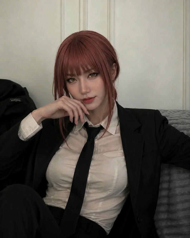 Makima cosplay có tạo hình thanh tú và sắc sảo