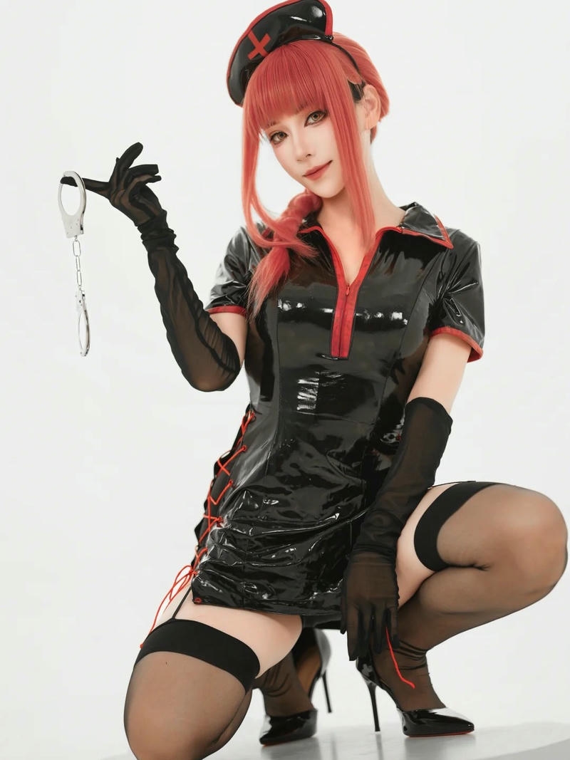 Makima cosplay có thần thái kiêu sa đầy nổi bật