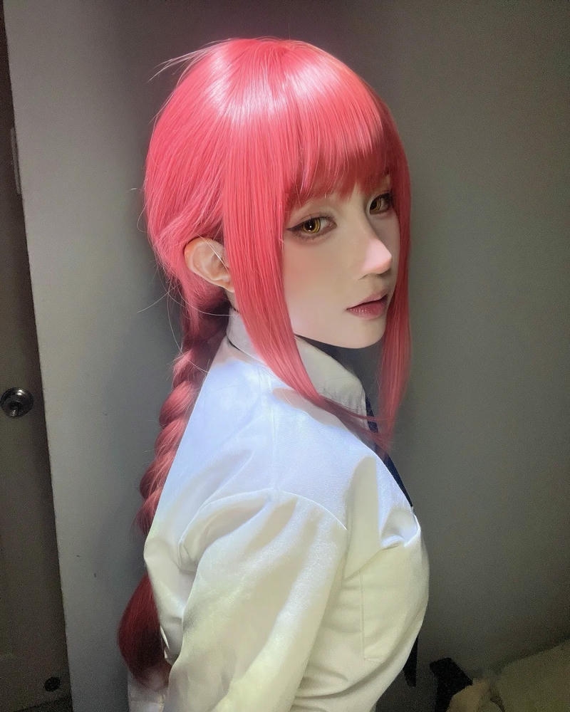 Makima cosplay có vẻ ngoài dịu dàng pha lạnh lùng