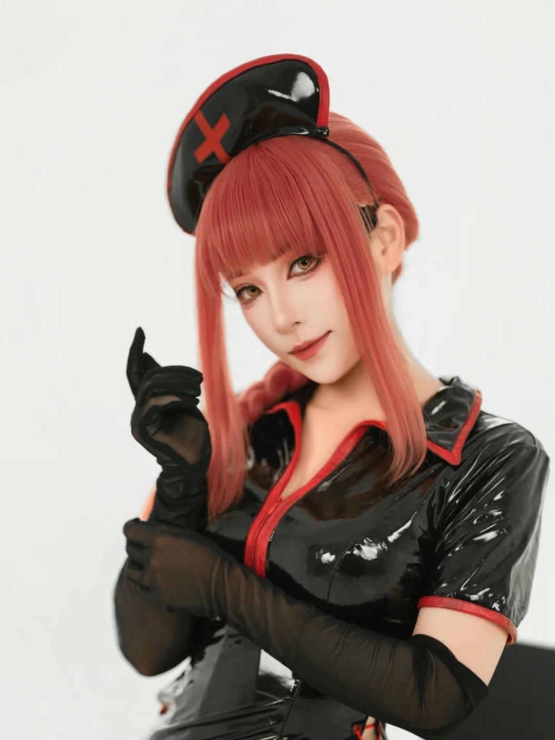 Makima cosplay mang diện mạo lạnh lùng đầy ấn tượng