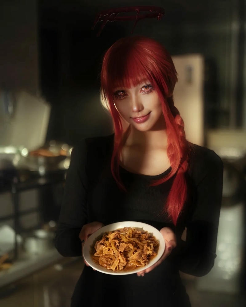 Makima cosplay mang nét đẹp sắc lạnh đặc trưng
