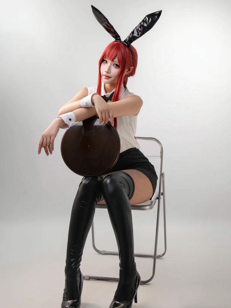 Makima cosplay mang phong thái bí ẩn và sắc sảo