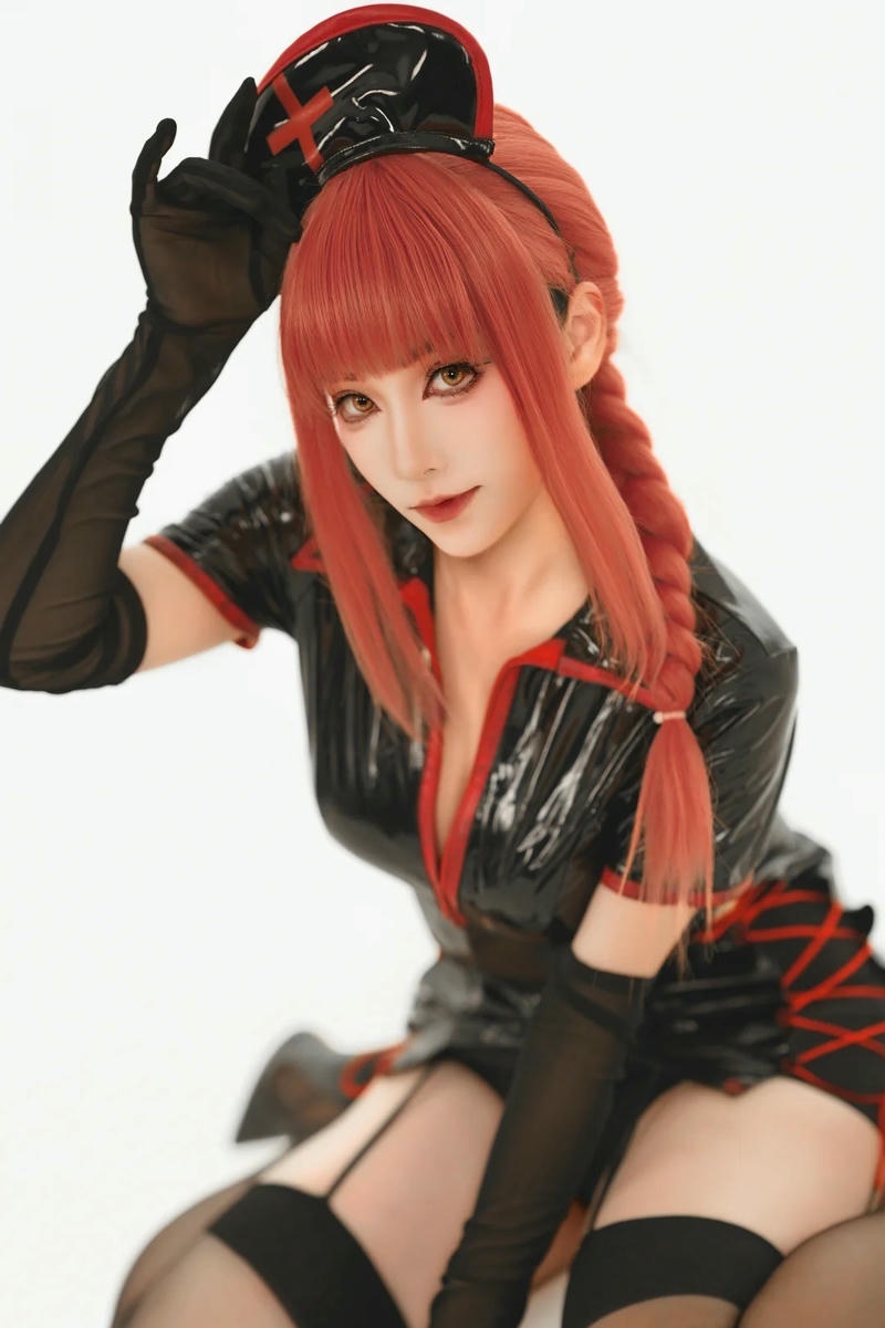 Makima cosplay mang thần sắc tự tin và nổi bật