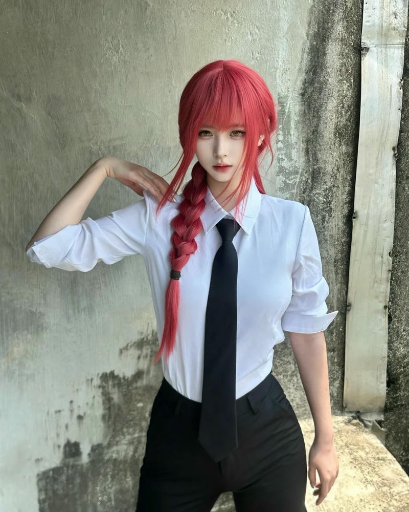 Makima cosplay với diện mạo tinh tế và bí ẩn