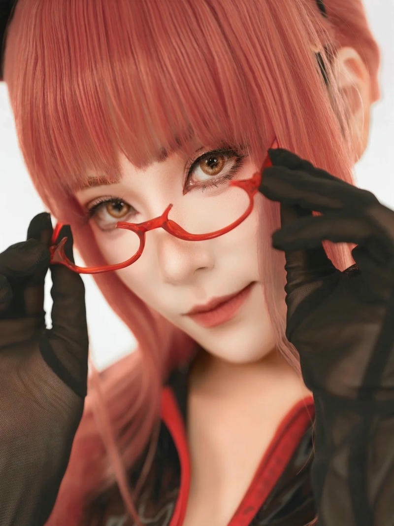 Makima cosplay với nét đẹp trưởng thành tinh tế