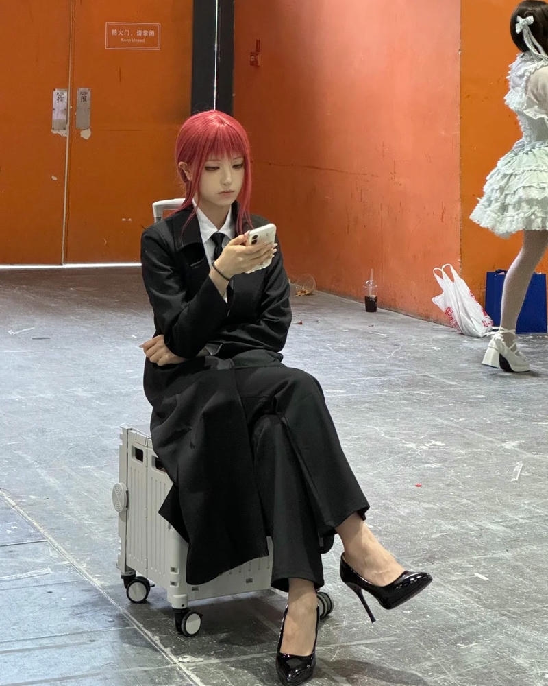 Makima cosplay với phong cách trưởng thành cuốn hút