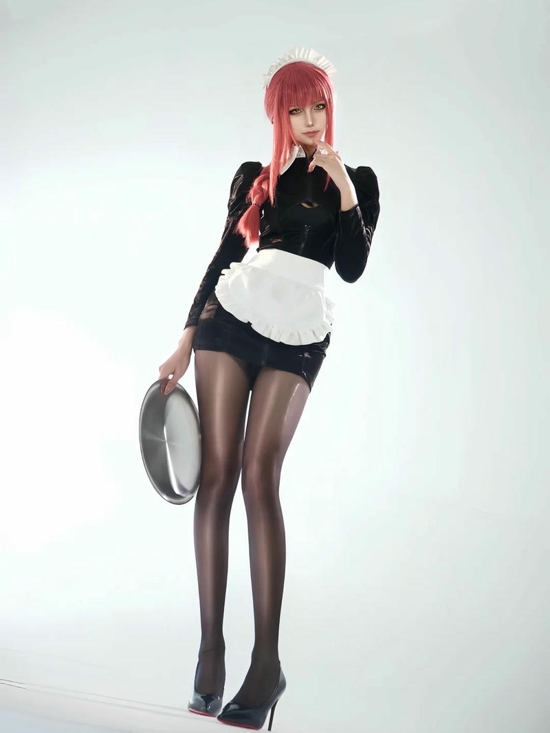 Makima cosplay với tạo hình trang nhã đầy cuốn hút