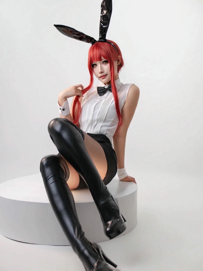 Makima cosplay với thần thái quyền lực nổi bật