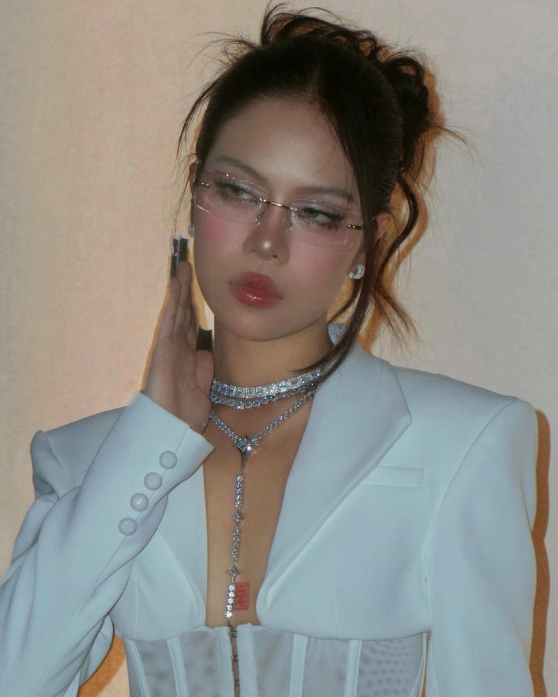 Ảnh Tlinh gợi cảm duyên dáng lung linh
