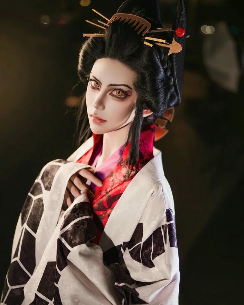 Daki cosplay với thần thái lạnh lùng cuốn hút