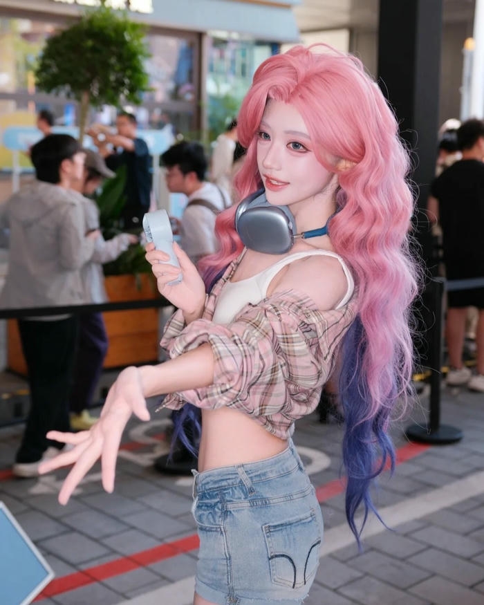 Gái Trung Quốc Cosplay có diện mạo thanh lịch