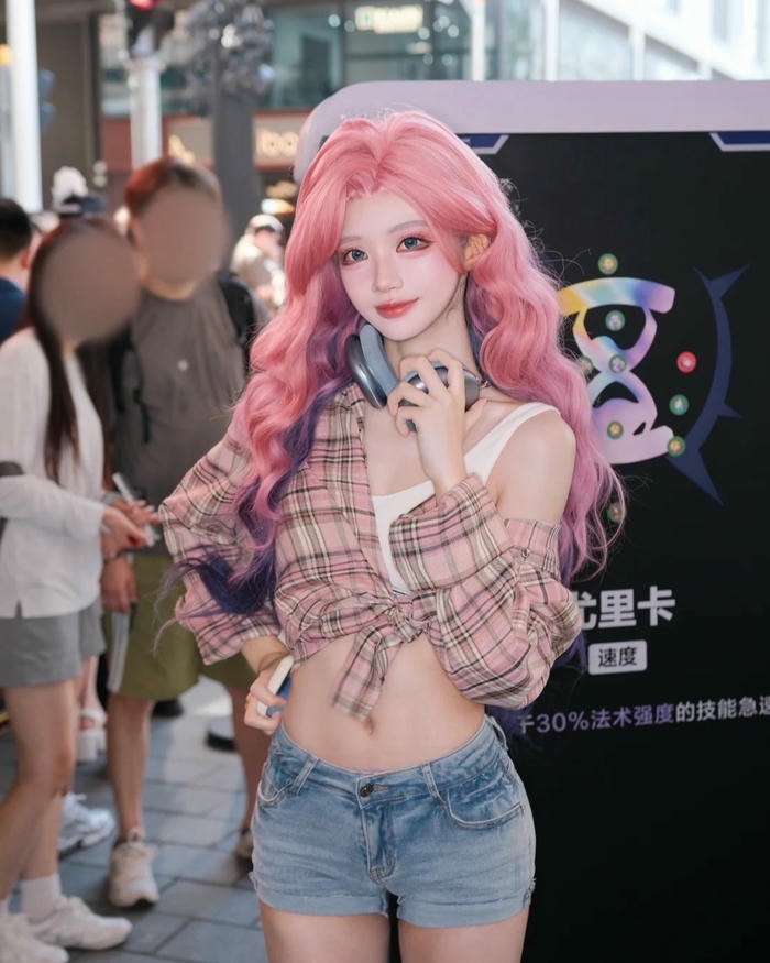 Gái Trung Quốc Cosplay mang vẻ ngoài duyên dáng