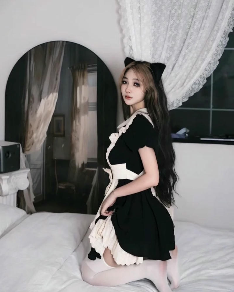 Hầu gái sexy mang phong thái tự tin nổi bật
