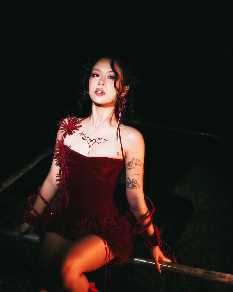 Hình Tlinh nóng bỏng cuốn hút