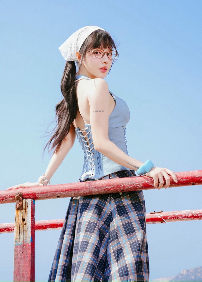 LyLy sexy mang thần thái duyên dáng và tự tin