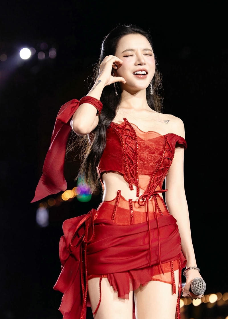 LyLy sexy mang thần thái nữ tính đầy sức hút