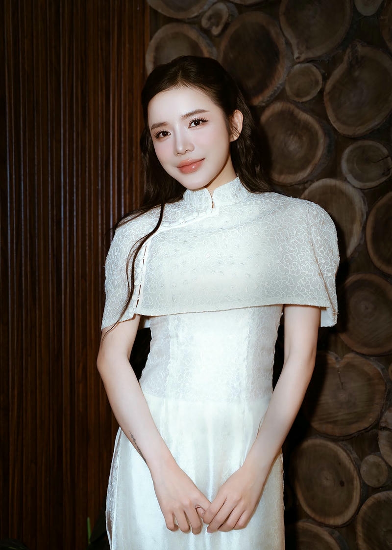 LyLy sexy sở hữu diện mạo nổi bật và nữ tính