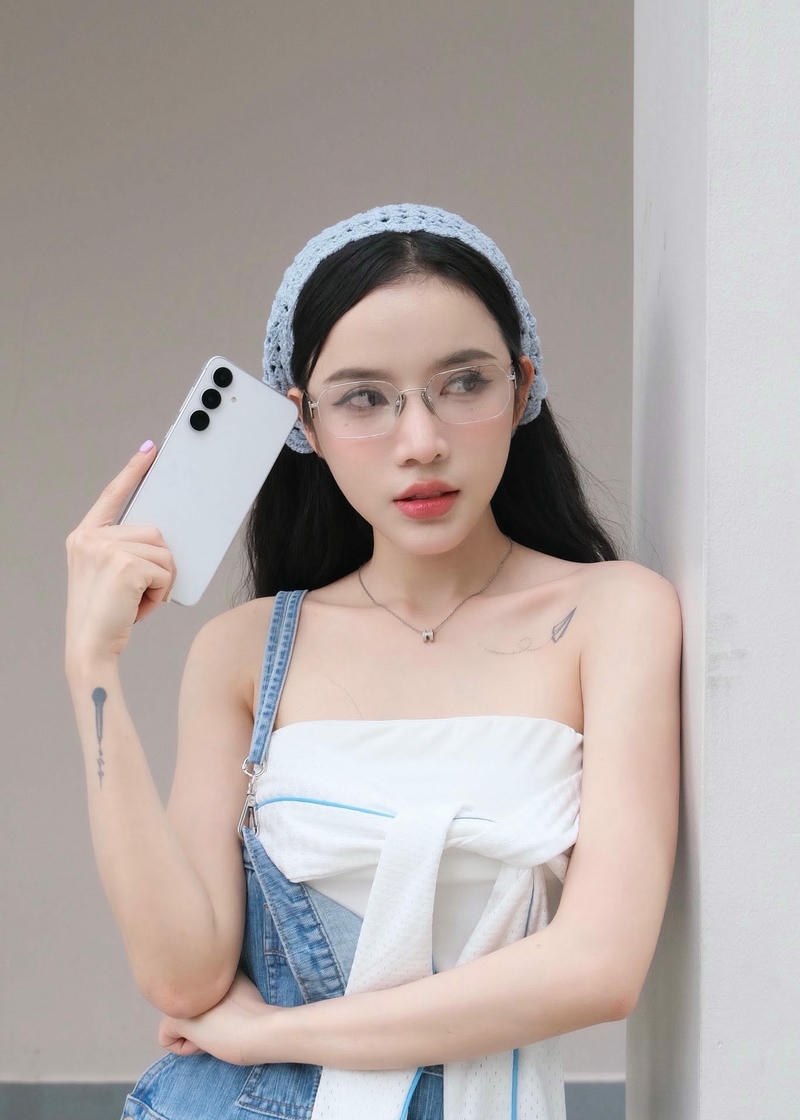 LyLy sexy sở hữu vẻ ngoài nổi bật và quyến rũ