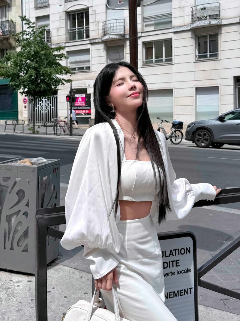 Mai Dora sexy thể hiện phong thái tự nhiên cuốn hút