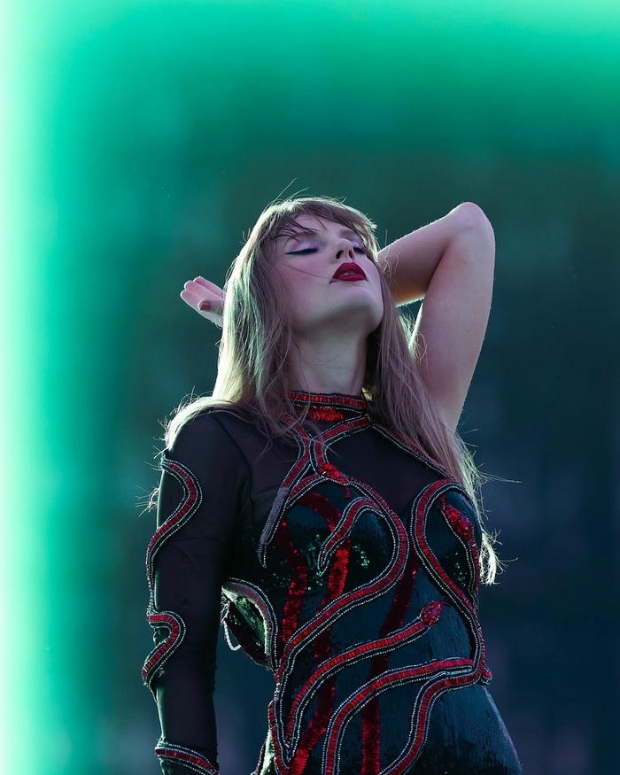 Taylor Swift sexy mang vẻ ngoài duyên dáng cuốn hút