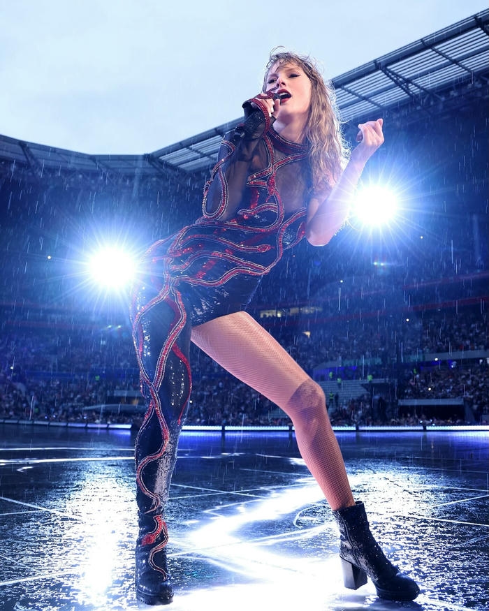 Taylor Swift sexy với phong cách nữ tính nổi bật