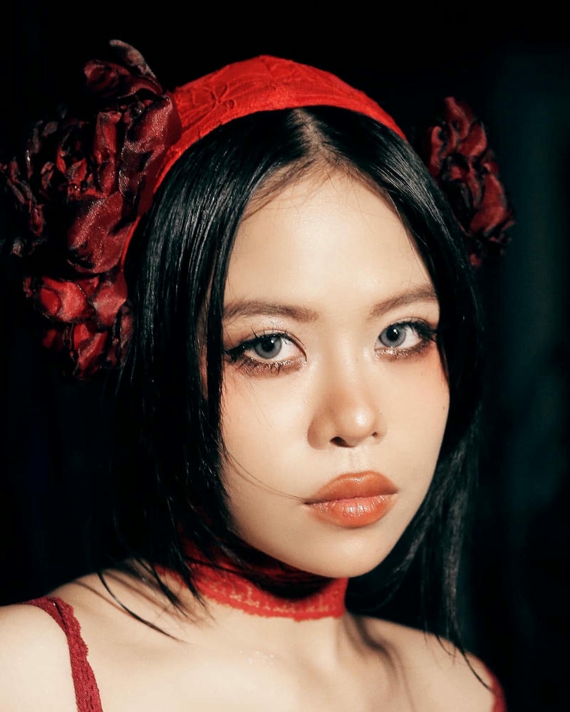 Tlinh quyến rũ tinh tế rạng rỡ