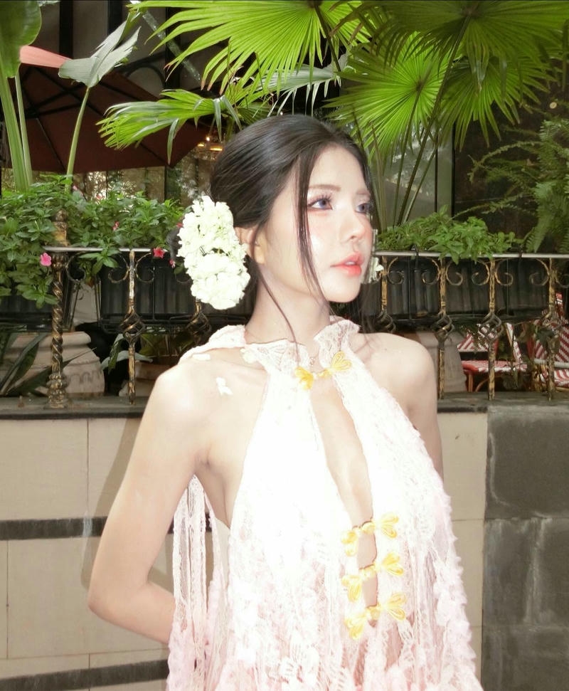 Vẻ đẹp Mai Dora nổi bật với thần thái duyên dáng