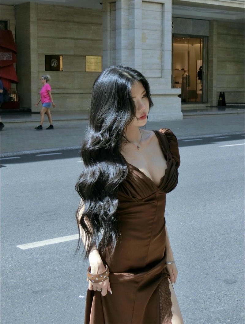 Vẻ quyến rũ Mai Dora thể hiện phong thái duyên dáng