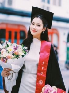 Trần Hà Linh là ai?  tiểu sử Hoa khôi ngoại thương năm ấy và bây giờ