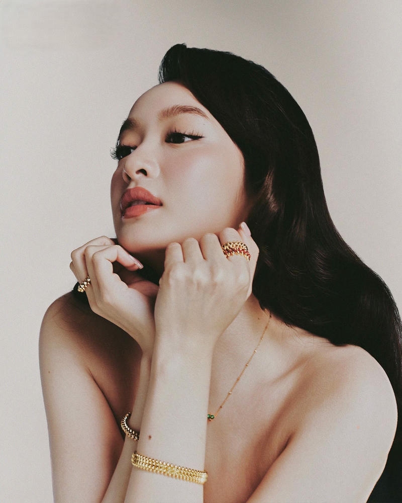 Ảnh Kaity Nguyễn sexy với nét mặt rạng rỡ quyến rũ