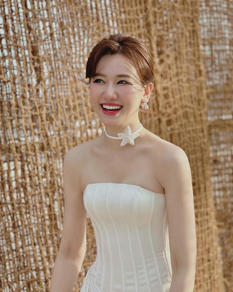 Hari Won cuốn hút với thần thái nhẹ nhàng duyên dáng
