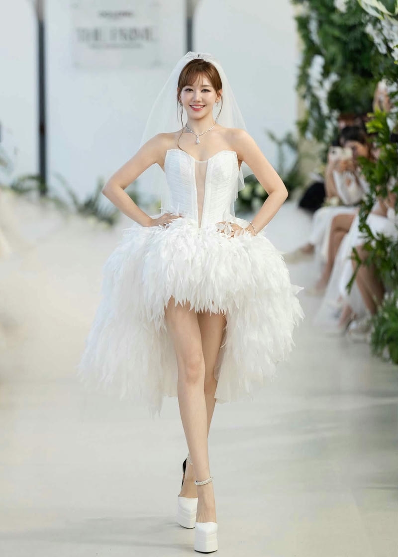 Hari Won sexy cùng thần thái nhẹ nhàng quyến rũ