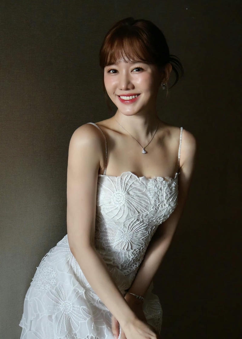 Hari Won sexy mang vẻ đẹp thanh lịch nổi bật