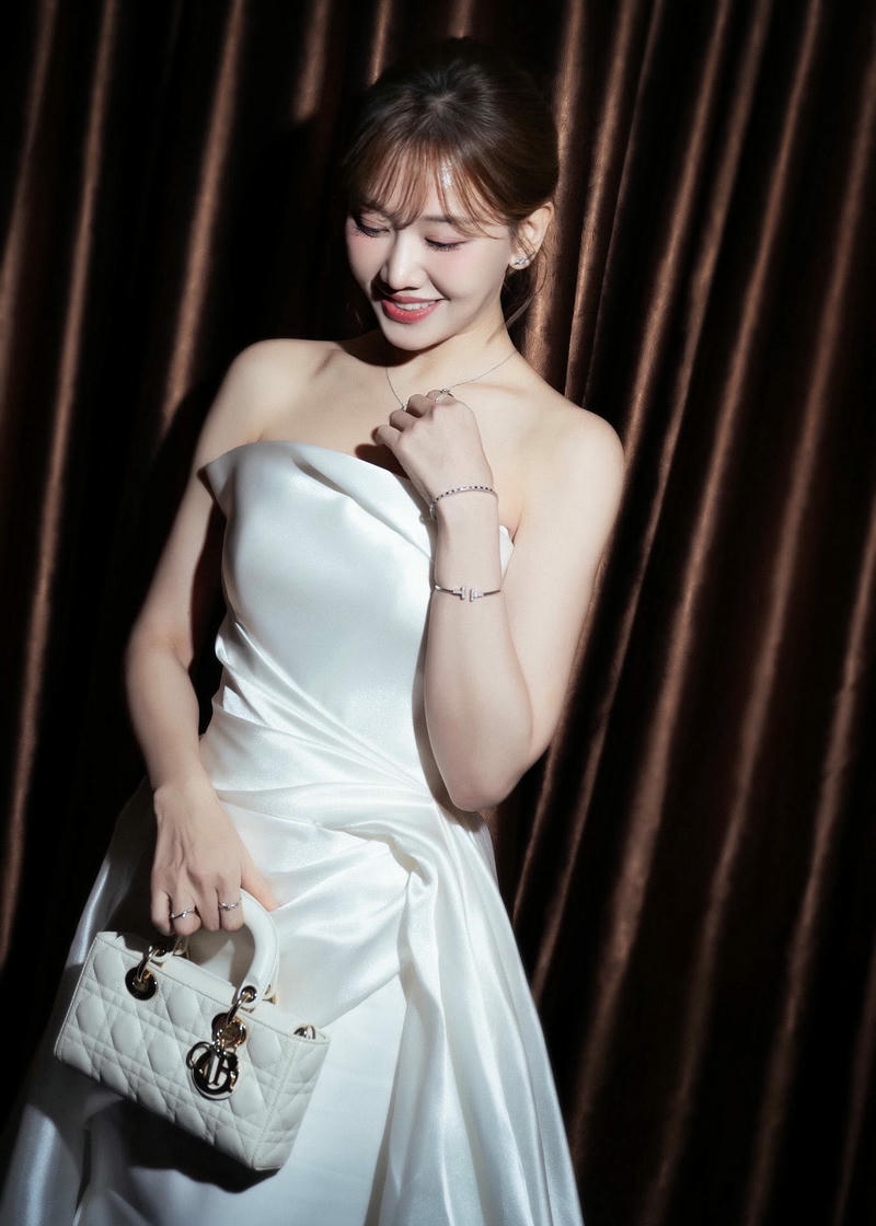 Hari Won sexy với phong thái sang trọng đầy cuốn hút
