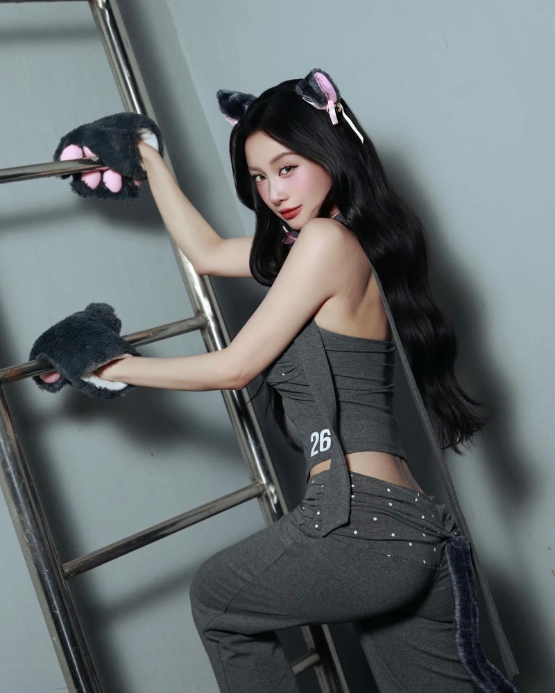 Jun Vũ sexy sắc nét cuốn hút