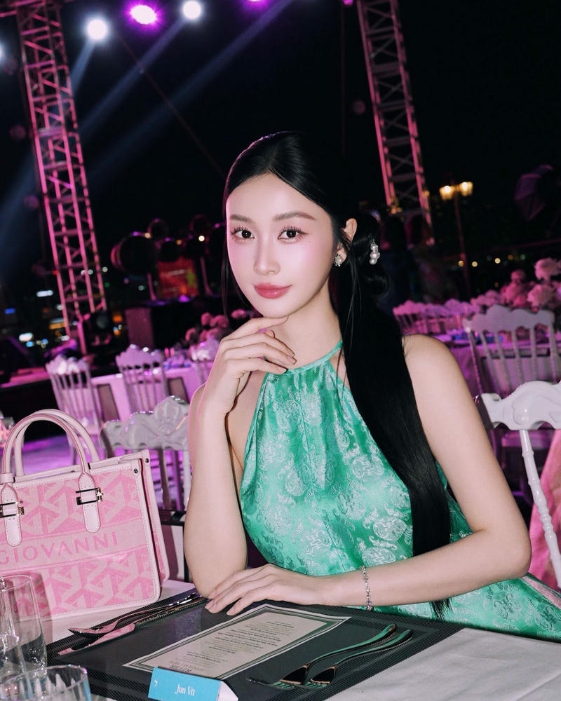 Jun Vũ sexy xinh đẹp sinh động