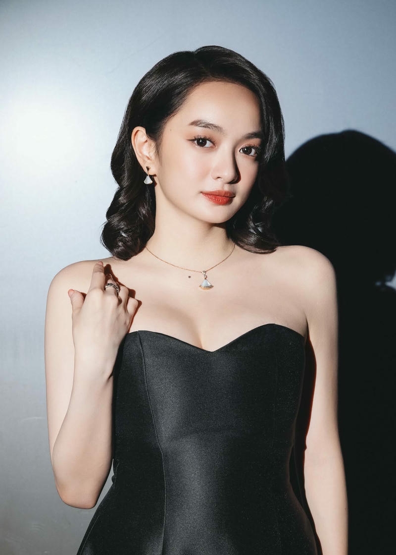 Kaity Nguyễn gợi cảm mang phong thái thanh lịch