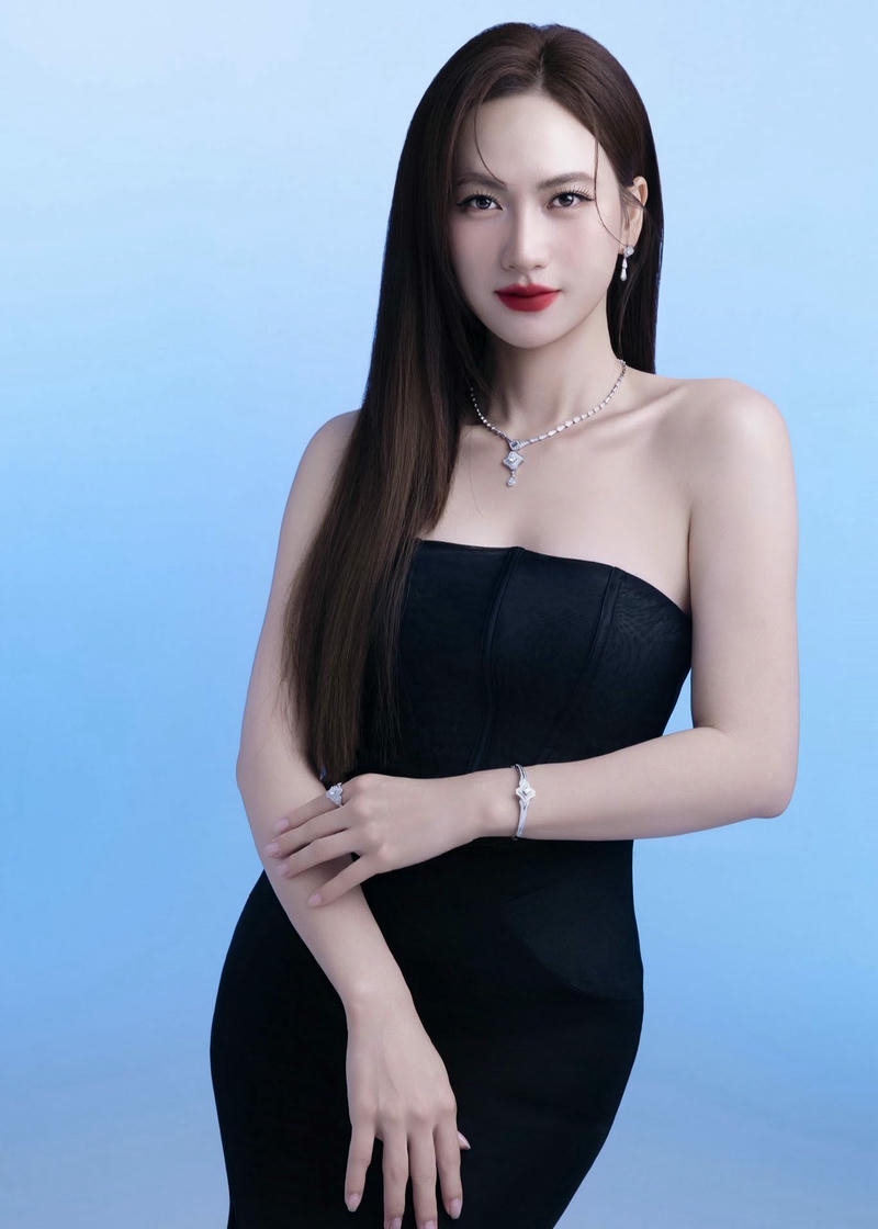 Phương Anh Đào sexy cùng phong thái tự tin thanh lịch