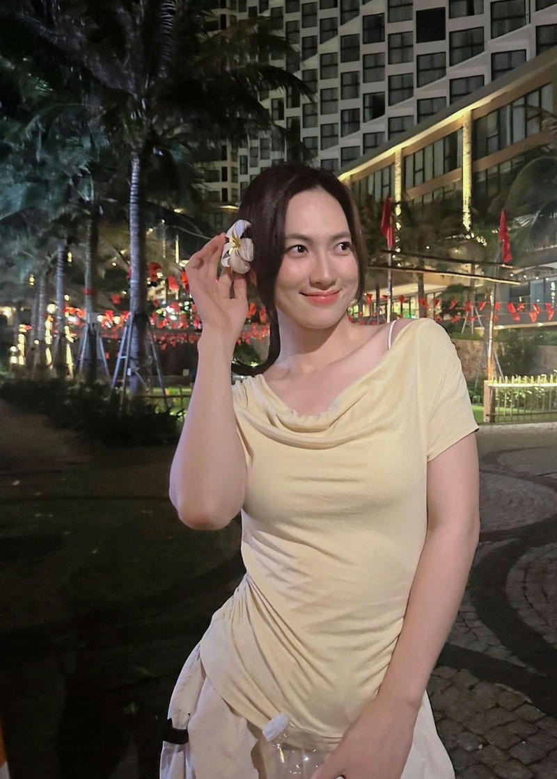 Phương Anh Đào sexy thể hiện phong cách sang trọng tinh tế