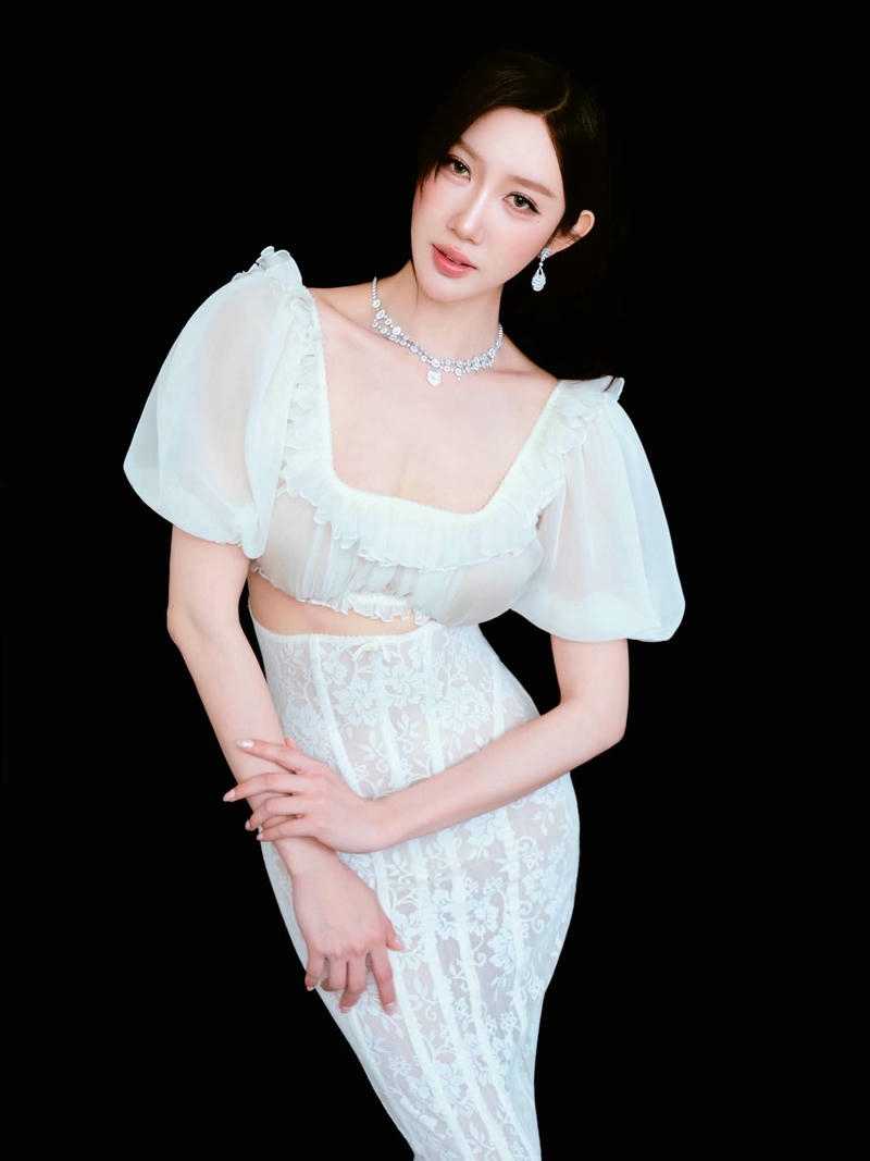 Thuý Ngân sexy khoe nét đẹp thanh lịch